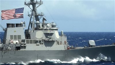 الحوثيون: استهدفنا مدمرتين حربيتين أمريكيتين بصواريخ بحرية وطائرات مسيرة