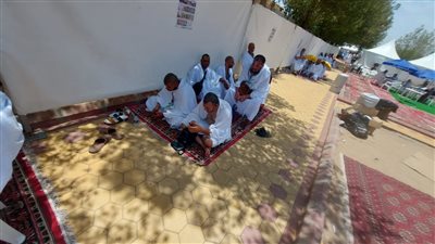 حجاج الجمعيات الأهلية يقفون على جبل عرفات وسط تكبيرات 