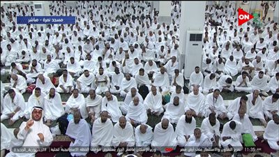 حجاج بيت الله الحرام يؤدون صلاة الجمعة في يوم عرفة بعد سماعهم خطبة الجمعة من مسجد نمرة| بث مباشر 
