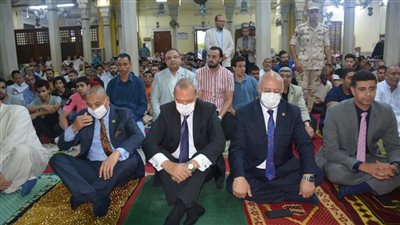محافظ القليوبية يؤدي صلاة عيد الأضحى المبارك بمسجد ناصر بمدينة بنها