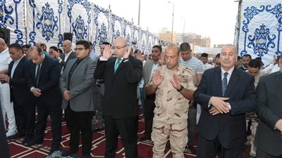 محافظ بني سويف يؤدى شعائر صلاة عيد الأضحى المبارك بساحة مسجد عمر بن عبدالعزيز 