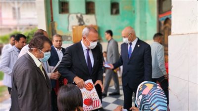 محافظ القليوبية يقدم الهدايا للأطفال الأيتام احتفالا بالعيد 