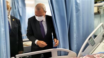 محافظ القليوبية يتفقد مستشفيات بنها الجامعية ويأمر بحل مشاكل المرضى 