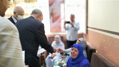 محافظ القليوبية يشارك المسنين فرحتهم بعيد الأضحى المبارك
