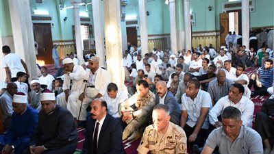 محافظ أسوان يوزع الهدايا والألعاب على الأطفال احتفالا بعيد الأضحى