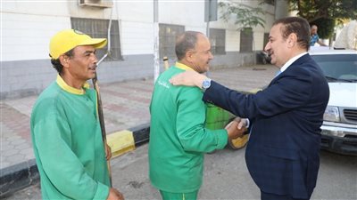 محافظ المنوفية يهنئ عمال منظومة النظافة ويقدم لهم الهدايا بمناسبة عيد الأضحى