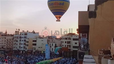 البالون الطائر يشارك فرحة أهالي الأقصر أثناء تأدية صلاة عيد الأضحى | صور 