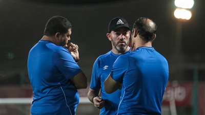 سواريش وعبد الحفيظ يجتمعان بلاعبي الأهلي 