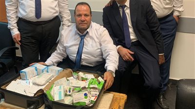 جمارك مطار القاهرة تضبط راكبين حاولا تهريب أدوية وهواتف محمولة 