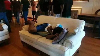 سريلانكا.. كيف دفع الإفلاس الشعب لاقتحام قصر الرئيس واحتلاله؟ | صور