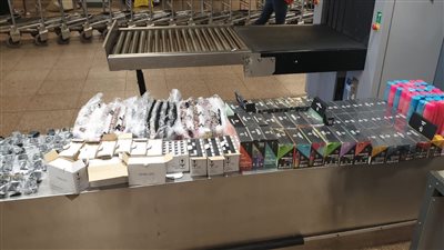 جمارك المطار تحبط محاولة تهريب كمية كبيرة من الهواتف والسجائر الالكترونية