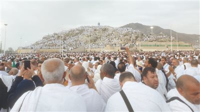 حجاج بيت الله الحرام من الجمعيات الأهلية يواصلون رمي الجمرات | صور 