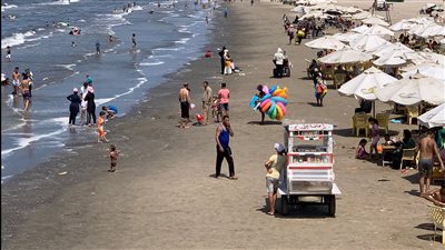 البلد كلها على البحر.. إقبال كبير على شاطئ بورسعيد في ثاني أيام العيد | صور