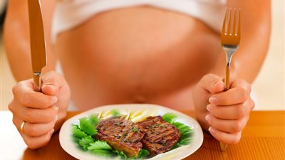 ما هي كميات اللحوم المناسبة التي تتناولها الحوامل في العيد؟.. طبيب أمراض نسائية وتوليد يجيب