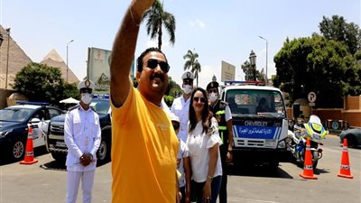 يتبادلون التهنئة وتوزيع الورود.. وزارة الداخلية تواصل الاحتفال مع المواطنين بعيد الأضحى المبارك | صور