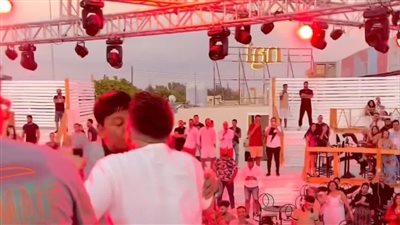 قبلة عمر كمال وعبد الباسط حمودة في الساحل الشمالي تشعل السوشيال ميديا 