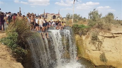 كنز الفيوم لها طعم تاني في العيد.. الزوار يتوافدون على الشلالات للاستمتاع في عيد الأضحى |صور
