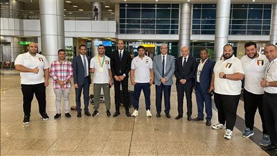 وزير الرياضة يتواصل مع بعثة السومو خلال استقبالهم الرسمي بمطار القاهرة