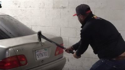 مسنة تتهم سائق دراجة نارية بالتعدي عليها وتحطيم سيارتها أمام محطة مترو منشية الصدر