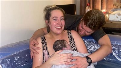 لقضاء أكبر وقت معه قبل توديعه.. زوجان يضعان طفلهما الرضيع في أكياس البازلاء المجمدة بعد وفاته