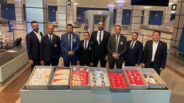  رجال الجمارك بمطار