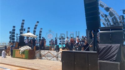 الصور الأولى من استعدادات حفل تامر حسني في مدينة العلمين الجديدة