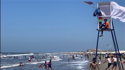 رغم ارتفاع الأمواج ورفع الأعلام السوداء.. إقبال كبير على شاطئ بورسعيد | صور وفيديو