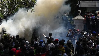 جيش سيريلانكا: لدينا تفويض باستخدام القوة لمنع تدمير الممتلكات العامة