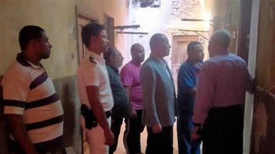 إخلاء عقار بعين شمس بعد تصدع الجدران.. والمحافظة تتدخل | صور