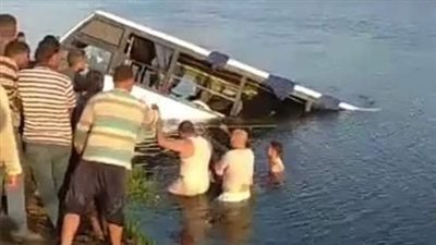 سقوط سيارة ميني باص بالركاب داخل ترعة السلام في دمياط