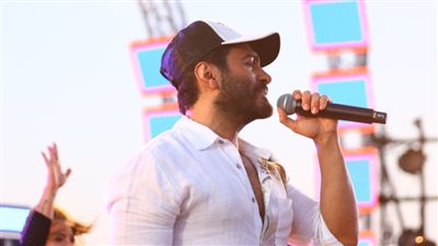 بحضور زوجته وبناته.. تامر حسني يشعل أجواء العلمين الجديدة| صور