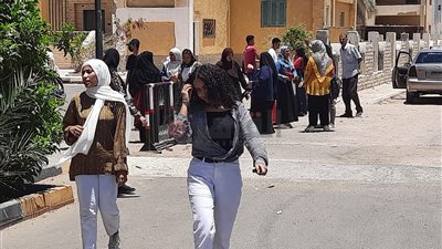 تباين آراء طلاب الثانوية بالغردقة عقب أداء امتحاني الفيزياء والتاريخ | بث مباشر