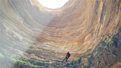 سجن الشياطين.. مستكشفون عمانيون يوضحون حقيقة بئر الجحيم| صور 