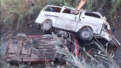 ننشر الصورة الأولى لحادث انقلاب سيارة ملاكي وميكروباص في إحدى ترع أسيوط