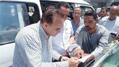 رئيس مدينة ملوي بالمنيا يتفقد مواقف السيارات لمتابعة انتظام العمل بالتعريفة الجديدة