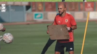 مصدر يكشف سبب ظهور مدرب حراس الأهلي ممسكًا بقطعة خشب في التدريبات