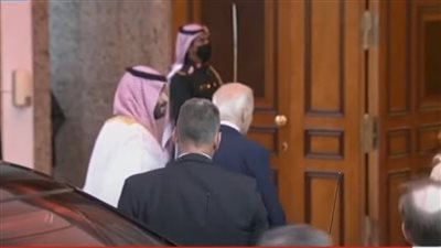 ولي العهد السعودي يستقبل الرئيس الأمريكي لدى وصوله إلى قصر السلام بجدة
