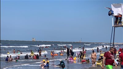 رغم الرايات السوداء وتحذيرات بعدم السباحة.. شواطئ بورسعيد مكتملة العدد في العطلة الأسبوعية | صور وفيديو