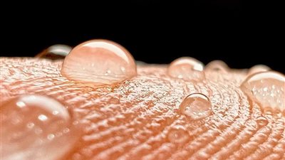 بعد نشر آبل صورته لتناثر قطرات الماء على الإصبع.. كريم فريد: الفكرة جاتلي وأنا بغسل إيدي