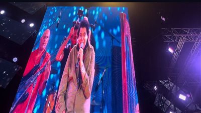 محمد منير يظهر جالسًا على كرسي.. ويبكي في حفلته بالإسكندرية