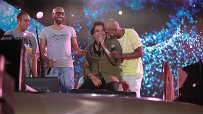  رغم آلام الفراق والبكاء.. الكينج يسعد الآلاف من محبيه بحفل عالمي في الإسكندرية ويفاجئ الجمهور بدويتو مع بلاك تيما | صور