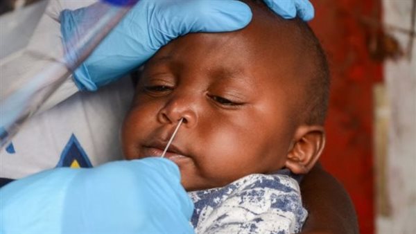 إجراء فحص طبي لطفل