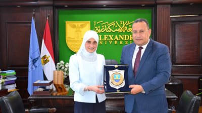 لجهودها في العمل الإنساني مع المرضى.. محافظ الإسكندرية يكرم الدكتورة نهال الشقنقيري