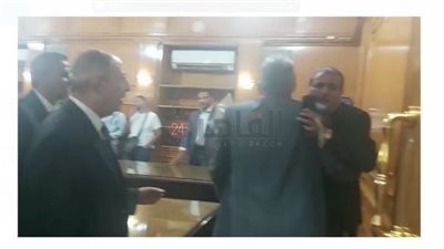 معاملة خاصة.. مرشح يدخل في مشادة اللجنة أثناء تقدمه بأوراق ترشحه لمقعد نقيب المحامين │فيديو