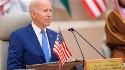  أمير مكة يصاحب الرئيس الأمريكي لمغادرة الأراضي السعودية بعد لقائه بقادة العرب