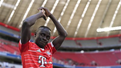 جماهير السنغال تحتشد في ملعب بايرن ميونخ أثناء تقديم ساديو ماني |فيديو