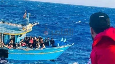 إنقاذ 29 شخصًا واختفاء العشرات في غرق مركب هجرة غير شرعية متوجه إلى إيطاليا 