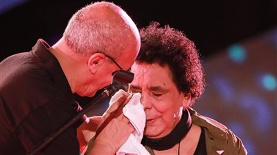 سبب انهيار محمد منير من البكاء وجلوسه على كرسي خلال حفله بالإسكندرية | فيديوجراف