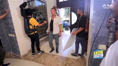 عباس أبو الحسن يشارك مطرب الراب شاهين كليب يعمل طيار | فيديو 