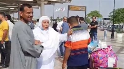 بالأحضان والزغاريد.. استقبال حجاج بيت الله الحرام في مطار القاهرة الدولي | بث مباشر